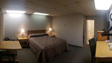 Suite | Desk, iron/ironing board, free WiFi, bed sheets