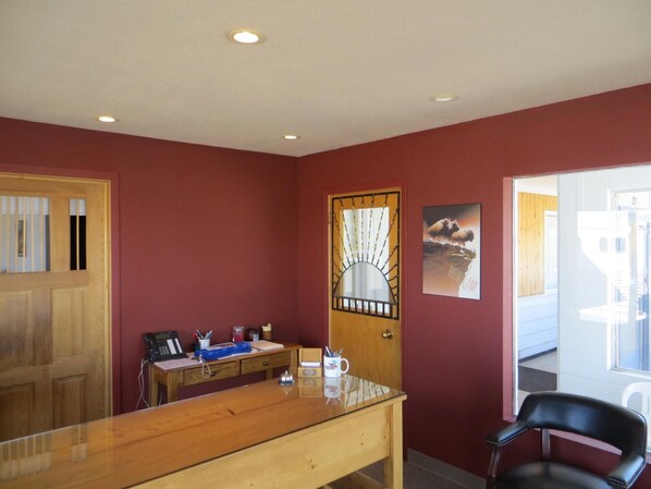 Lobby - Sunset Motel (Fort Macleod)