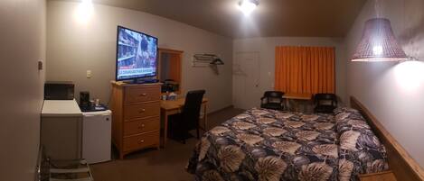 Queen Room | Desk, iron/ironing board, free WiFi, bed sheets