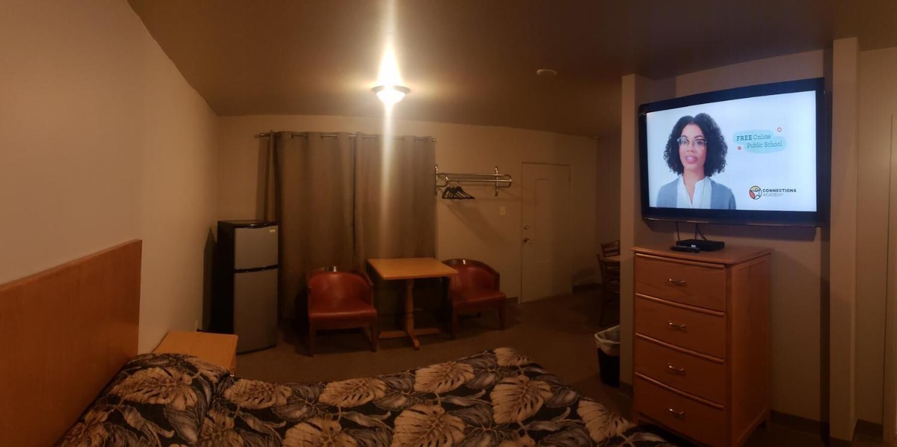 Bureau, fer et planche à repasser, accès au Wi-Fi (inclus)