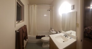 Rom, 1 queensize-seng | Bad | Kombinert dusj/badekar, hårføner, håndklær og såpe