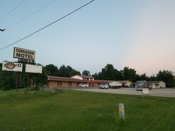 A motel with a sign for 'Tarragon Motel' and 'Bar & Loopy's Grill'.
