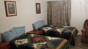 Desk, free WiFi - Tarragon Motel (Marinette)