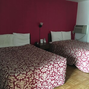 Desk, free WiFi - Tarragon Motel (Marinette)