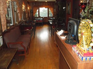 Interior entrance - Gateway Lodge Bed & Breakfast (Highmount)