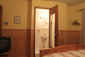 Stockholm | Bathroom | Shower, free toiletries, towels - Gateway Lodge Bed & Breakfast (Highmount)