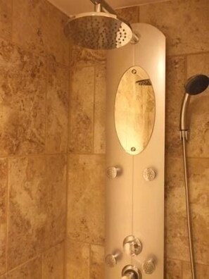 Habitación Deluxe, 1 cama Queen size, vista a la montaña, junto a la montaña | Regadera en el baño