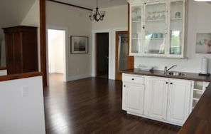 Maison, 2 chambres, cuisine | Cuisine privée | Réfrigérateur, micro-ondes, cafetière/bouilloire