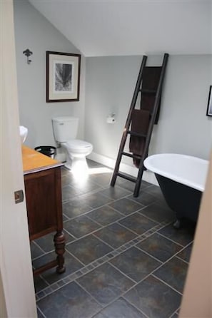 Maison, 2 chambres, cuisine | Salle de bain | Baignoire et douche séparées