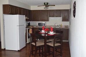 Appartement Premium, vue montagne | Cuisine privée | Réfrigérateur, micro-ondes, four, plaque de cuisson