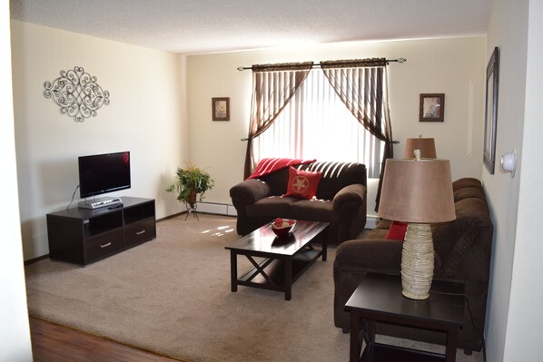 Appartement Premium, vue montagne | Salle de séjour | Télévision à écran plat de 39 pouces avec chaînes par câble, télévision