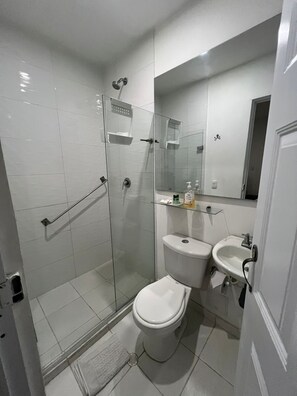 패밀리 쿼드룸, 침실 1개 | 욕실 | 고급 세면용품, 타월, 비누, 샴푸