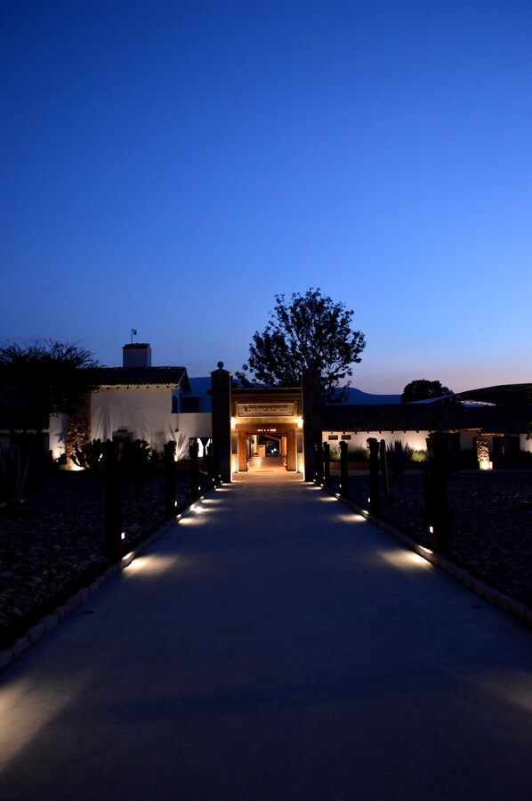 Bagian depan properti - sore/malam
