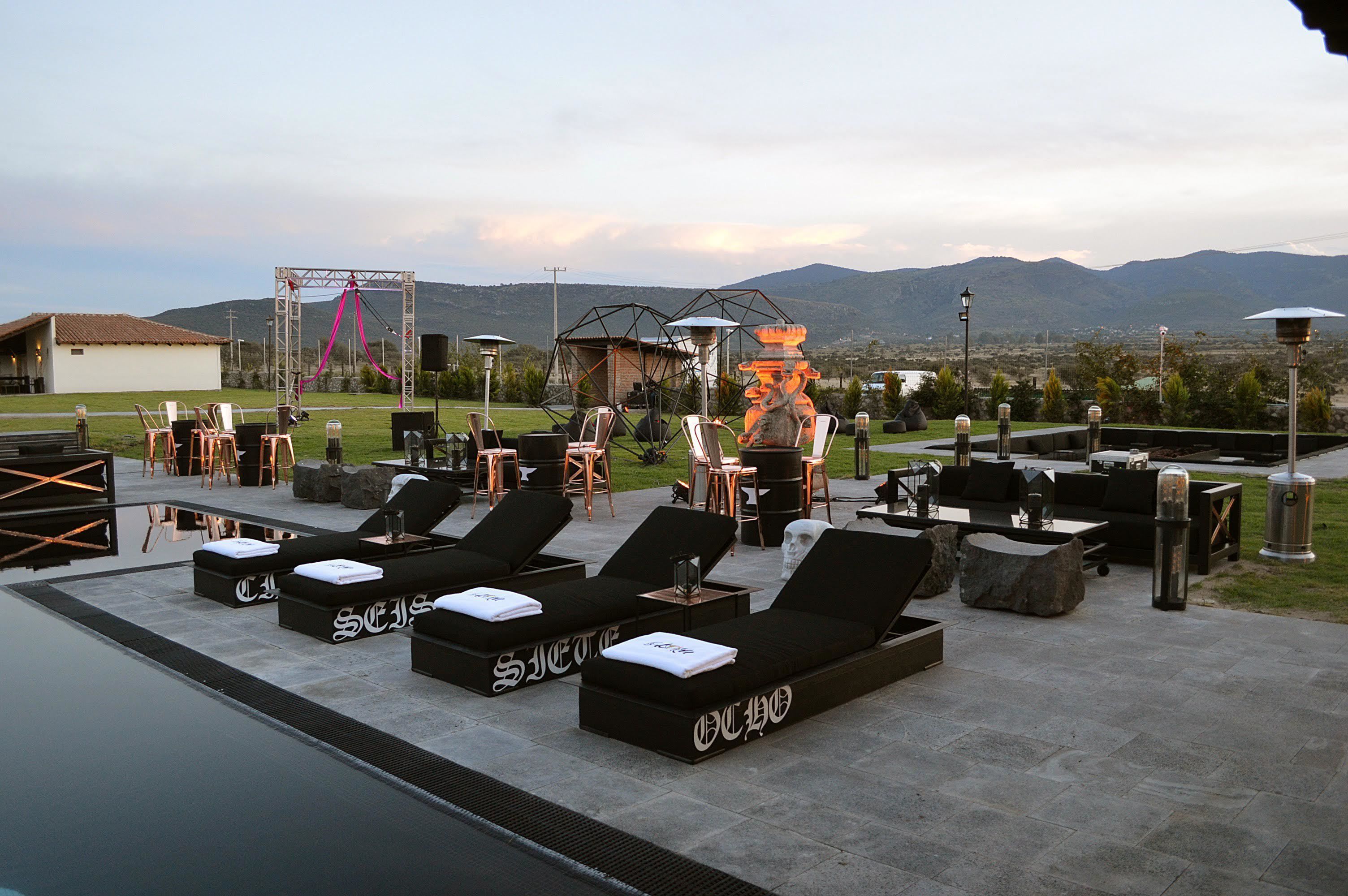 Alberca al aire libre, sombrillas en la alberca y camastros 