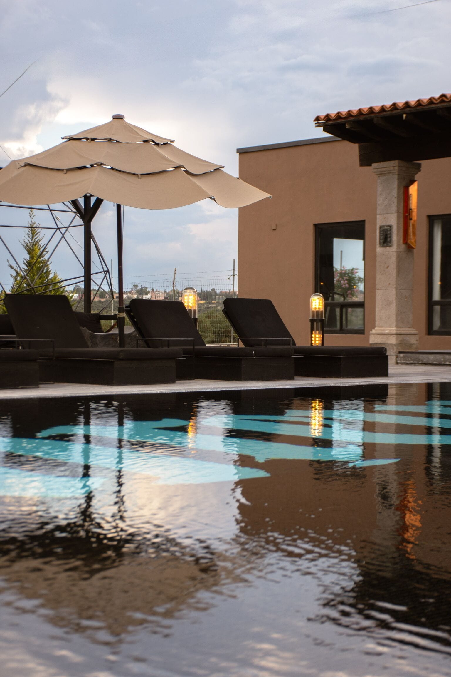 Piscina externa, funciona das 10h às 21h, guarda-sóis, espreguiçadeiras