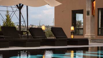 Piscina externa, funciona das 10h às 21h, guarda-sóis, espreguiçadeiras