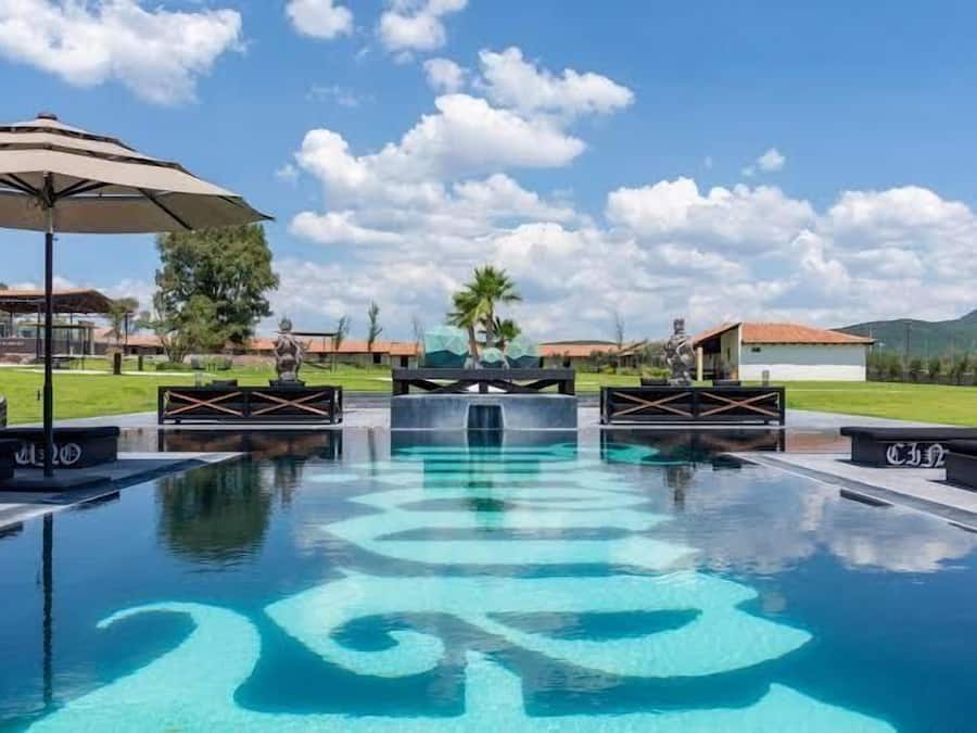 Piscina externa, funciona das 10h às 21h, guarda-sóis, espreguiçadeiras