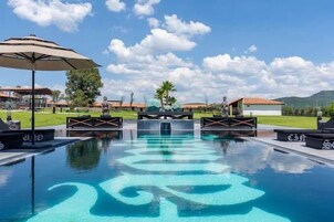 室外游泳池，10:00 至 21:00 开放，池畔遮阳伞，日光浴躺椅