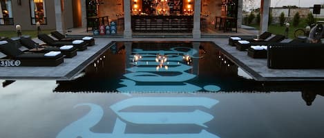 Piscine extérieure, accÚs possible de 10 h à 21 h, parasols