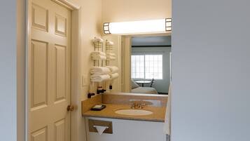 スタンダード ルーム クイーンベッド 2 台 禁煙 | バスルーム | シャワー付き浴槽、バスアメニティ (無料)、タオル