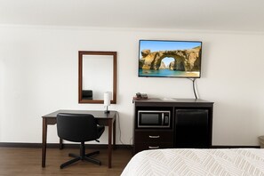 Een bureau, een strijkplank/strijkijzer, gratis wifi, beddengoed