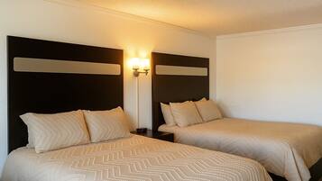 Standaard kamer, 2 queensize bedden, niet-roken | Een bureau, een strijkplank/strijkijzer, gratis wifi, beddengoed