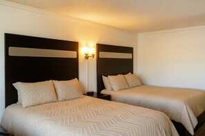 Standardzimmer, 2 Queen-Betten, Nichtraucher | Schreibtisch, Bügeleisen/Bügelbrett, kostenloses WLAN, Bettwäsche