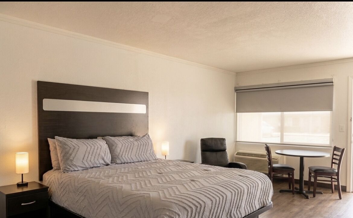 Standard Room, 1 King Bed, Non Smoking | Desk, iron/ironing board, WiFi (free), bed sheets