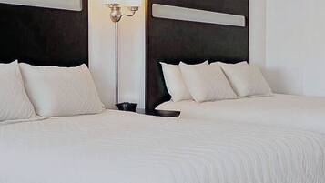 Quarto standard, 2 camas Queen, para não fumantes | Escrivaninha, ferros/tábuas de passar roupa, Wi-Fi de cortesia