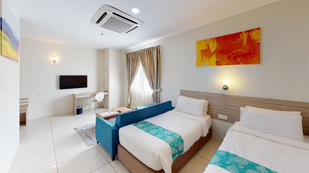 Bàn, truy cập Internet không dây miễn phí, bộ trải giường 