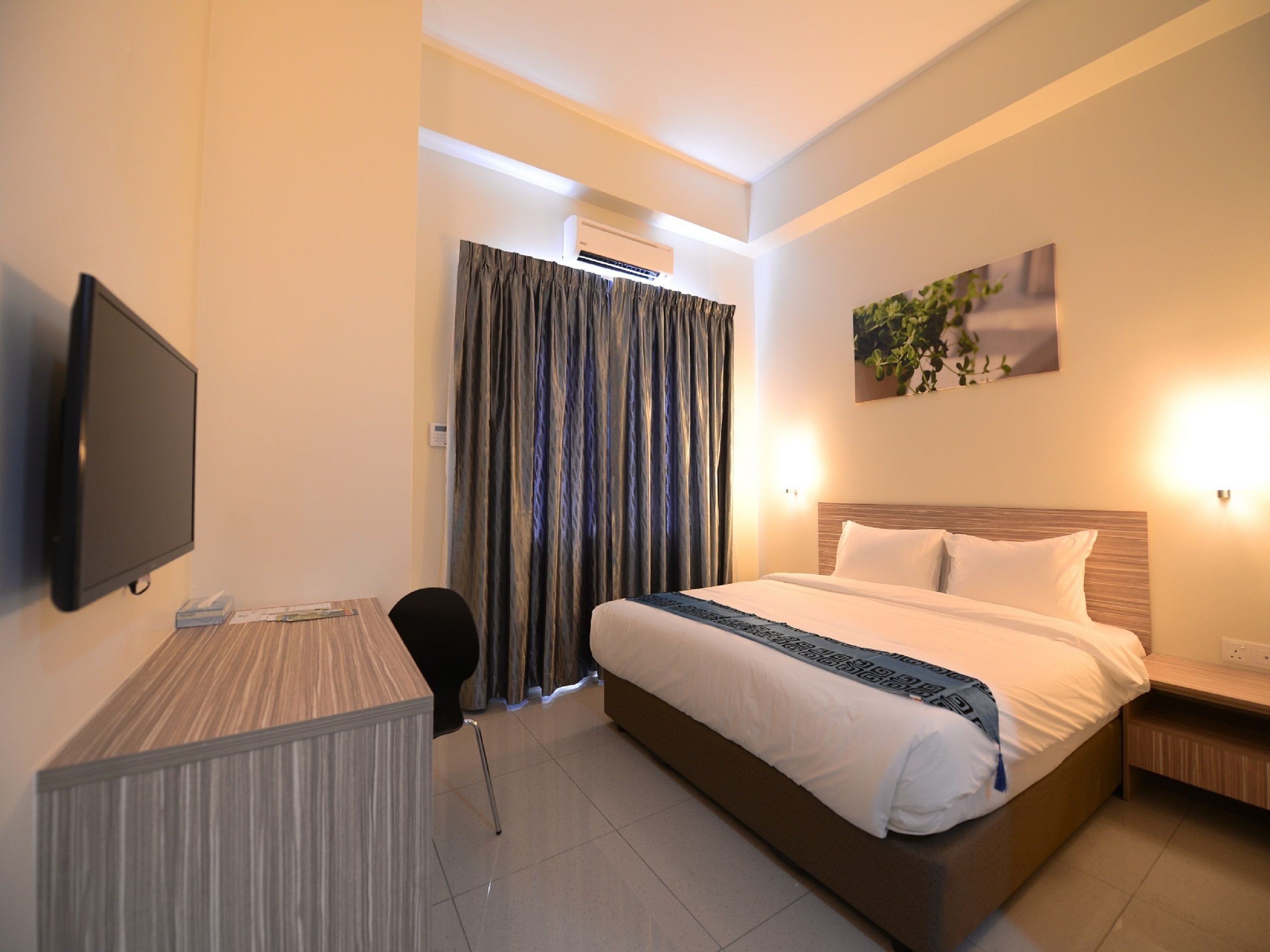 Desk, free WiFi, bed sheets