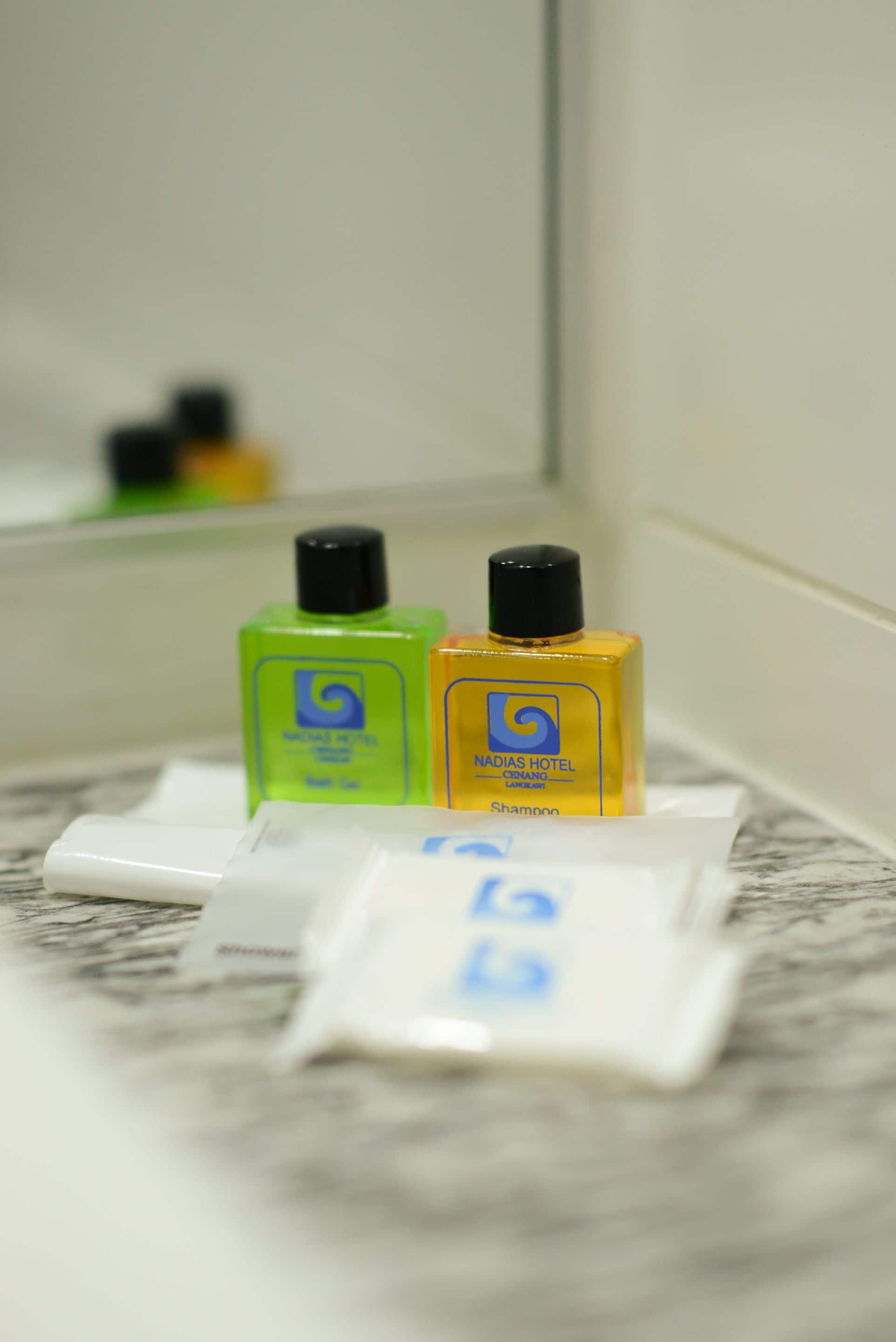 shower, rainfall showerhead, free toiletries, towels