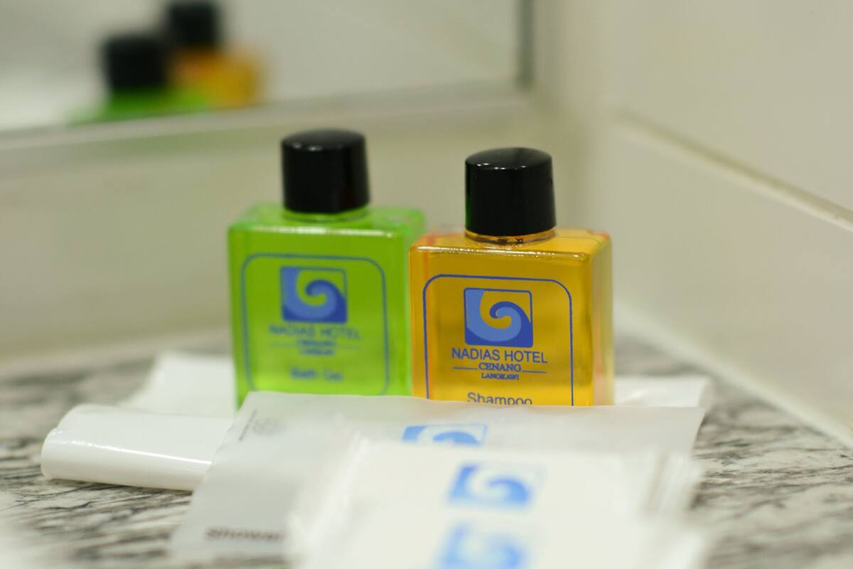 shower, rainfall showerhead, free toiletries, towels