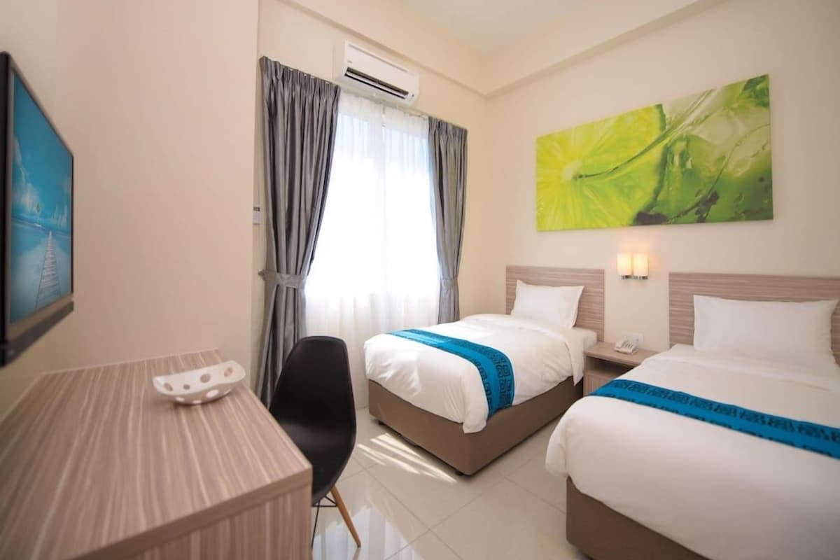 Escritorio, wifi gratis, ropa de cama