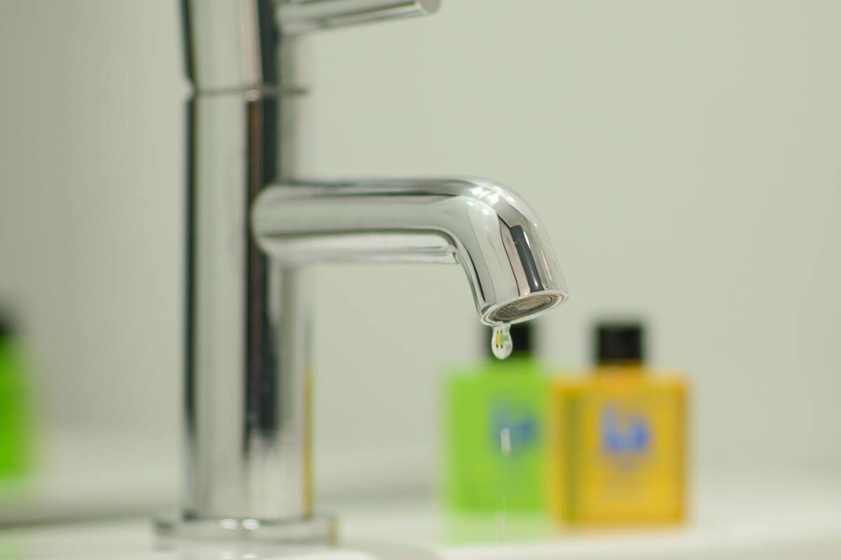 shower, rainfall showerhead, free toiletries, towels