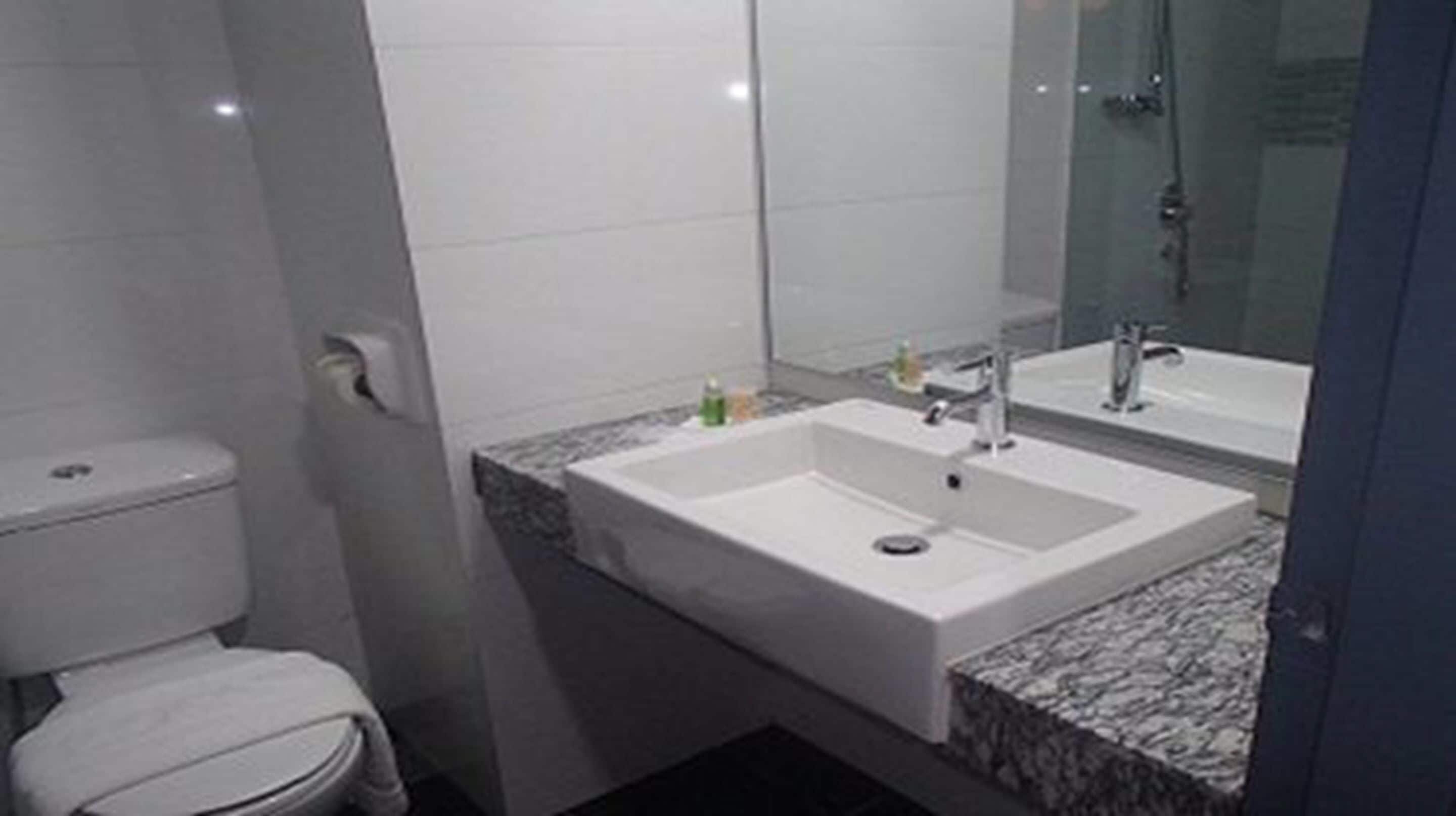 shower, rainfall showerhead, free toiletries, towels