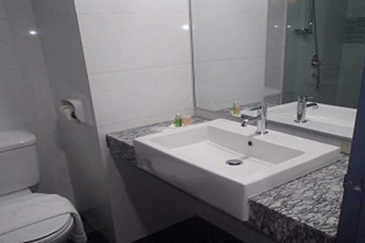 shower, rainfall showerhead, free toiletries, towels