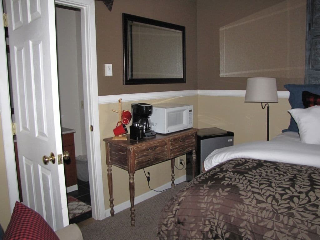 premium studio suite, refrigerator & microwave | microwave