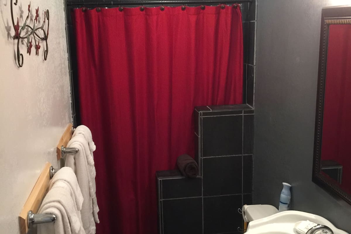 premium studio suite, refrigerator & microwave, ocean view (2 king beds) | bathroom | shower, free toiletries, towels