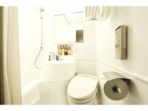 Bañera con ducha, artículos de tocador gratuitos, secador de pelo