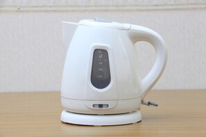 Refrigerador, cafetera y tetera y tetera eléctrica