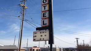 A motel sign with the name "Colonial Motel" and a directional sign below it. - Colonial Motel (Gallup)