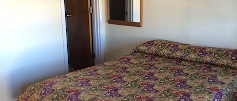 Quarto básico, 1 cama de casal, para não fumantes | Wi-Fi de cortesia, roupa de cama