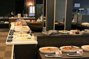 每日供应自助式早餐（每人 JPY 1500）