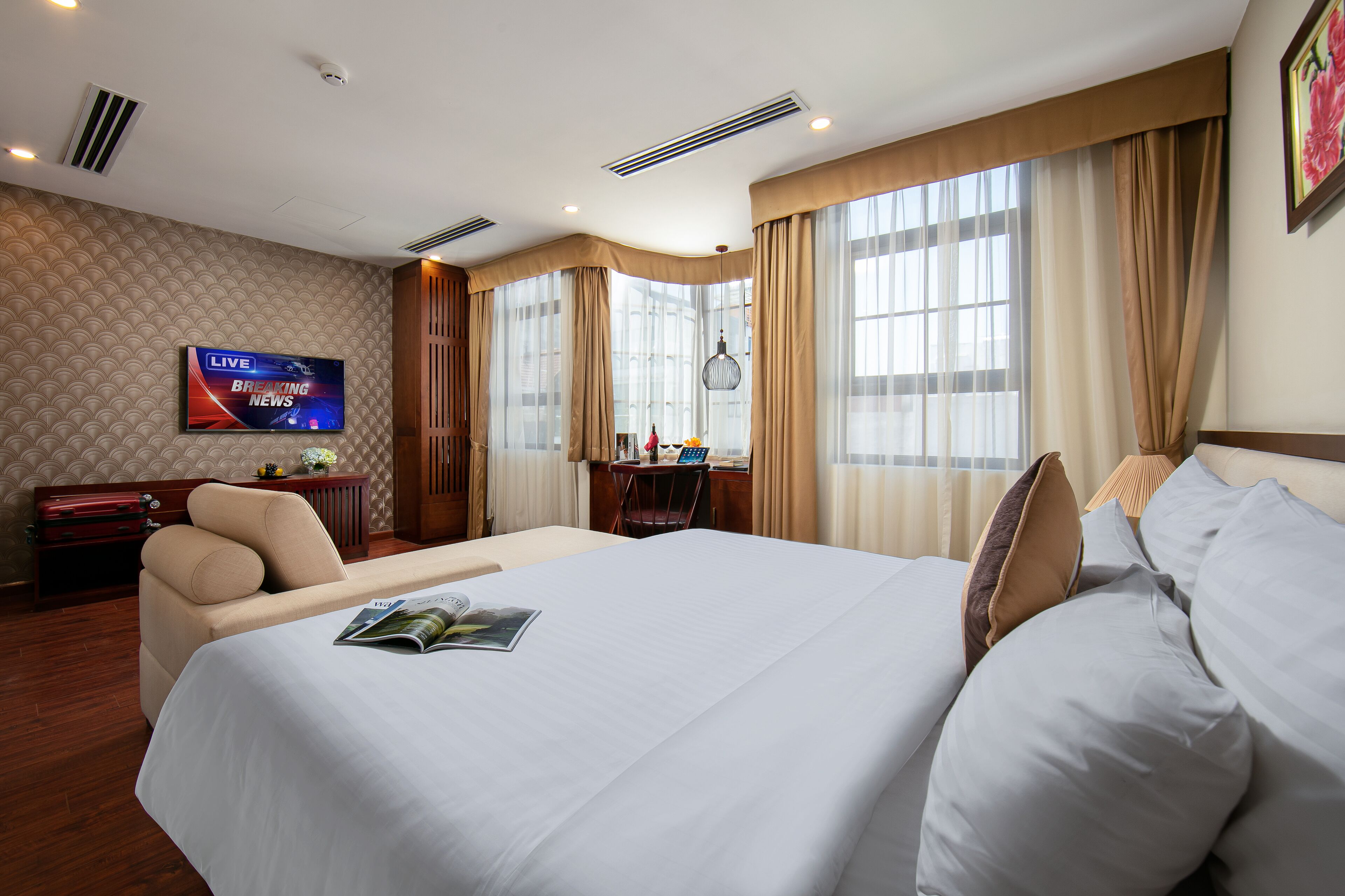 suite room with city view | minibar, in-room safe, desk, soundproofing