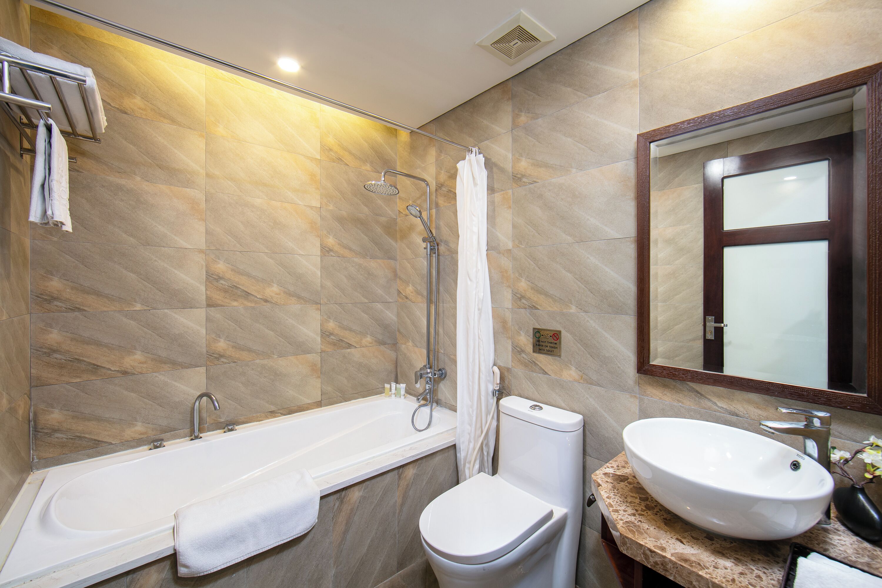 suite room with city view | minibar, in-room safe, desk, soundproofing