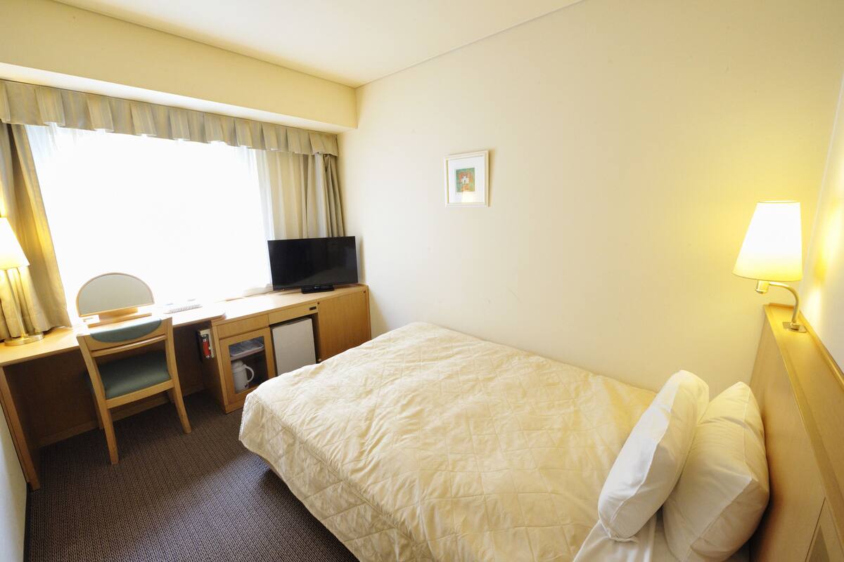 Desk, laptop workspace, blackout drapes, WiFi (free)