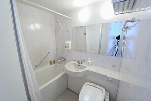 Duschwanne, Haartrockner, Hausschuhe, Bidet