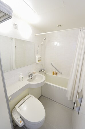 Duschwanne, Haartrockner, Hausschuhe, Bidet