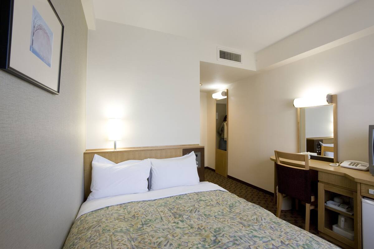 Desk, blackout drapes, WiFi (free), bed sheets